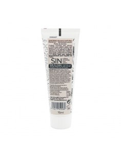 Dentífrico blanco natural con regaliz y carbón activo, para una limpieza profunda y un aliento fresco. 2